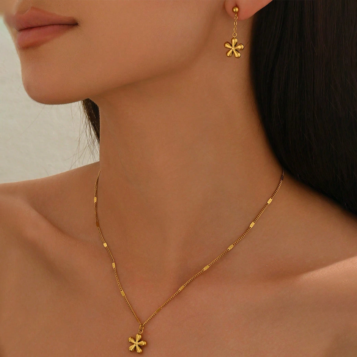 Lxalry 18K Gold Plated Floral Carved Mirror Jewelry Set  Hypoallergenic Skin Safe Necklace   Earrings For Daily Evening  Never Fade Luxury Gift With Precision Cast Petals